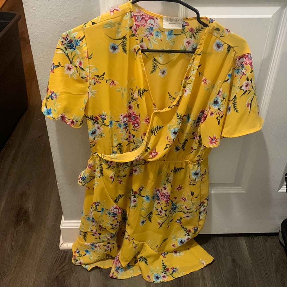 Sienna Sky Yellow Flowery Sleeved Dress Women’s Small